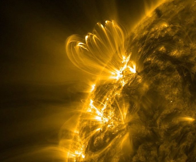 El Observatorio de Dinámica Solar de la NASA capturó esta imagen de bucles coronales sobre una región activa del Sol a mediados de enero de 2012. La imagen fue tomada en la longitud de onda de 171 angstroms de luz ultravioleta extrema.