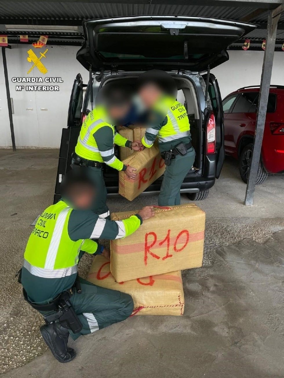 Imagen de los agentes examinando los fardos