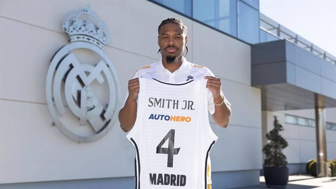 El base estadounidense Dennis Smith Jr posa con la camiseta del Real Madrid de baloncesto.