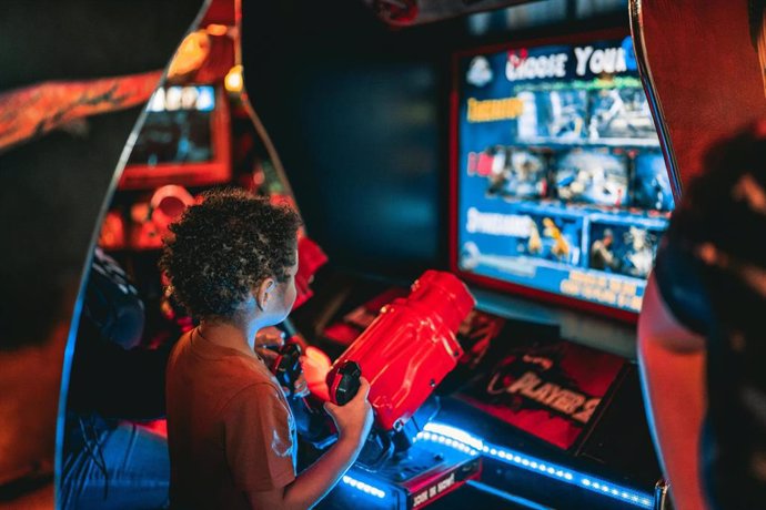 Un niño jugando a videojuegos