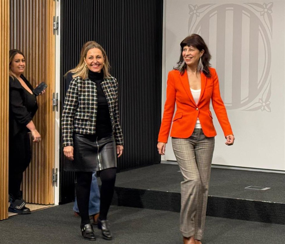 La ministra Ana Redondo junto a la consellera Eva Menor este jueves