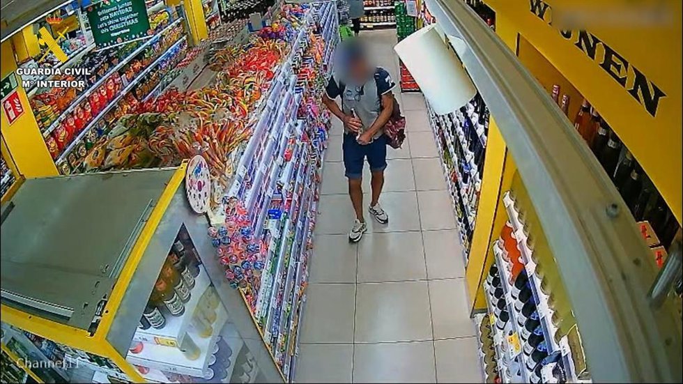 El ahora detenido hurtando en un supermercado de Jandía, en Pájara (Fuerteventura)