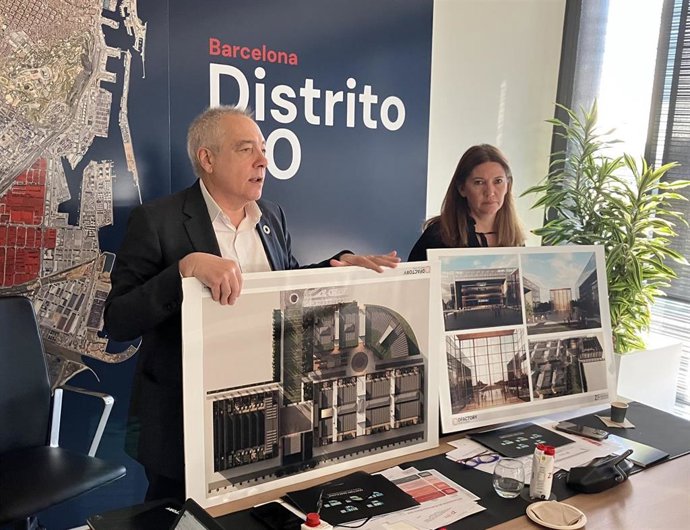 El delegado especial del Estado en el CZFB, Pere Navarro, y la directora general, Blanca Sorigué, con los planes del Distrito 4.0.