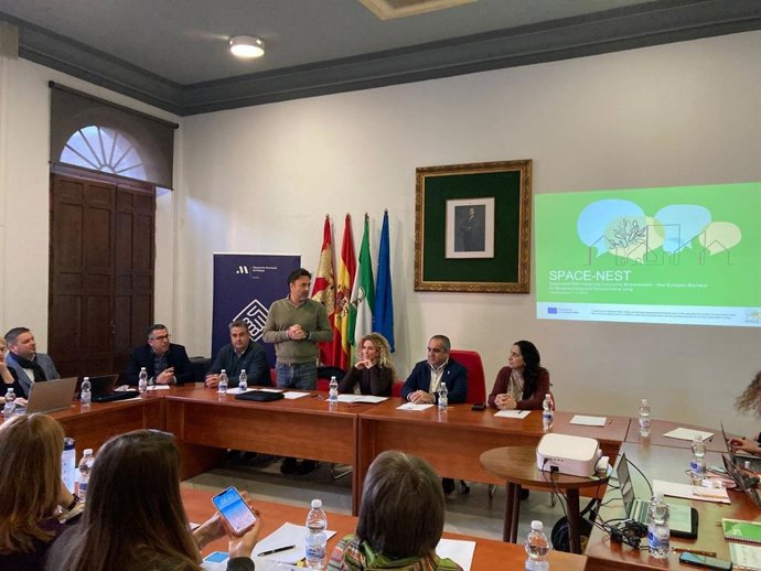 La diputada de Empleo y Formación, María del Carmen Márquez, ha explicado que, para la Diputación de Málaga es una prioridad favorecer el desarrollo rural y luchar contra la despoblación.