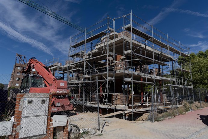Archivo - Vista general de las obras de vivienda nueva 