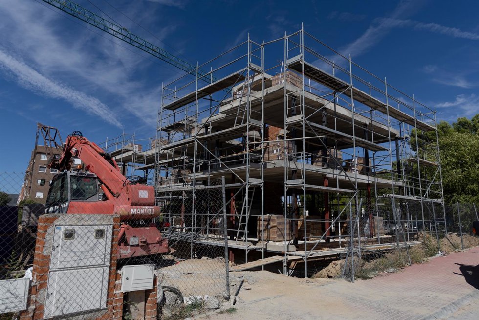 Archivo - Vista general de las obras de vivienda nueva