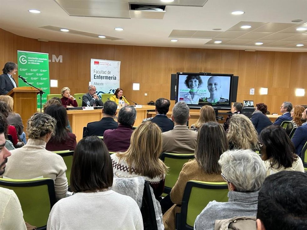 Presentación de una nueva cátedra dedicada a la atención integral y el cuidado de los pacientes oncológicos.