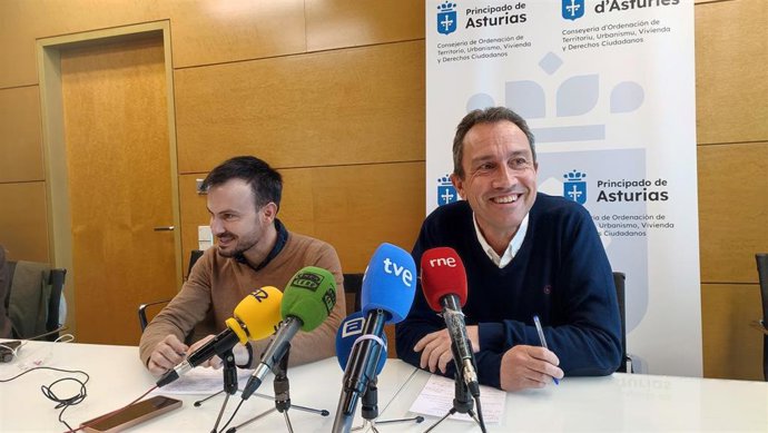 El consejero de Ordenación de Territorio, Ovidio Zapico, y el director general de Vivienda, Daniel Sánchez, en rueda de prensa.