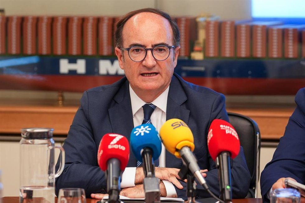Archivo - El presidente del puerto de Algeciras, Gerardo Landaluce interviene en una rueda de prensa. 