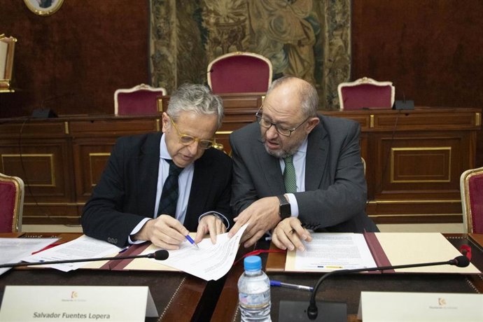 El presidente de la Diputación, Salvador Fuentes (izda.), y el rector de la UCO, Manuel Torralbo, en la firma del acuerdo.