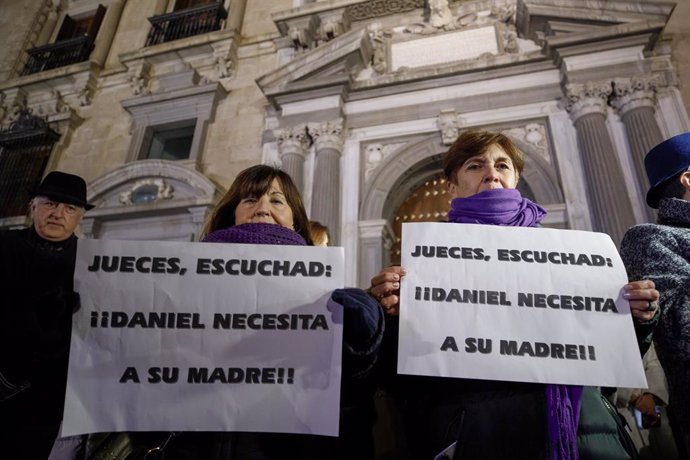 Un grup de persones en la concentració a favor de Juana Rivas el passat 14 de gener a les portes del TSJA.