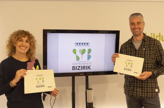 Archivo - El concejal de EH Bildu en el Ayuntamiento de Vitoria-Gasteiz, Alberto Porras (dcha)