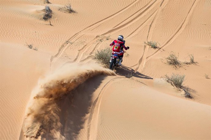 El piloto español Tosha Schareina (Honda), en la décima etapa del Rally Dakar 2025. 