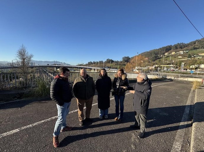 Representantes de IU-Convocatoria en la zona del enlace de La Corredoria