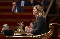 La presidenta de la Asamblea Nacional de Francia pide a los socialistas que no apoyen la moción de censura contra Bayrou
