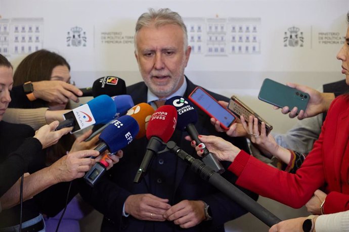 El ministro de Política Territorial y Memoria Democrática, Ángel Víctor Torres, y el presidente de Canarias, Fernando Clavijo, durante una reunión, en el Ministerio de Política Territorial y Memoria Democrática, a 9 de enero de 2025, en Madrid (España). 