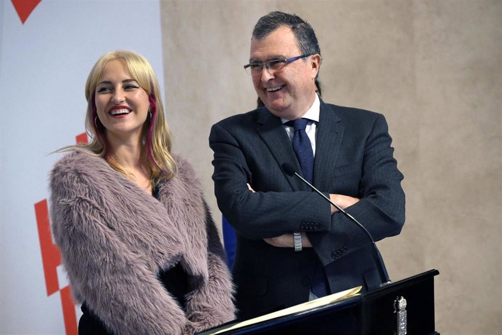 El alcalde de Murcia, José Ballesta, y la cantante Kuve