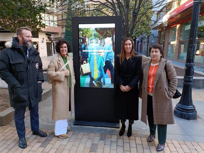 El director de Visita Gijón, Daniel Martínez Junquera,  lla presidenta de la Unión de Comerciantes, Sara Menéndez, la vicealcaldesa de Gijón y concejala de Economía, Empleo, Turismo e Innovación, Ángela Pumariega, y Carmen Moreno --gerente Comerciantes-.