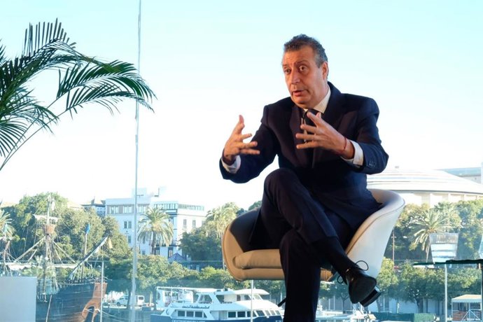 El presidente de la Diputación, Javier Fernández, en la presentación del programa de la provincia en Fitur.