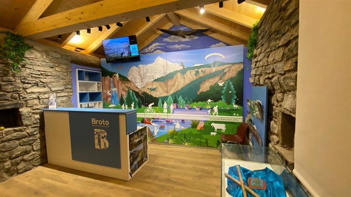 La nueva oficina de turismo de Broto.