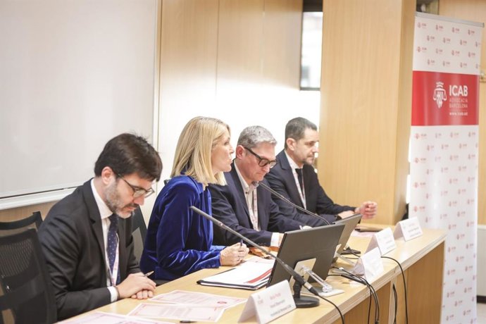 El vocal del Observatorio de Insolvencia Pesonal del ICAB, Borja Pardo (izq); la presidenta, Yvonne Pavía; el vocal, Miguel A. Salazar; y el vicepresidente Martí Batllori