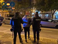 Detienen a un hombre en Palma con distintas cantidades de droga y 900 euros al esconderse de la policía