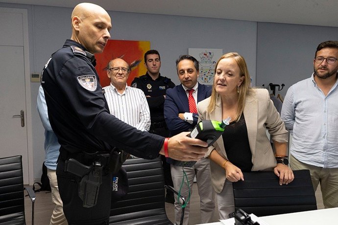 La consejera de Presidencia y Seguridad, Isabel Urrutia, entrega nuevos medios a la Policía Local de Piélagos