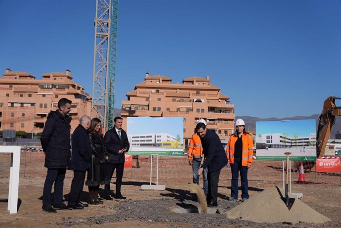 El presidente de la Junta de Andalucía, Juanma Moreno, en el acto de construcción del IES Las Salinas de Roquetas de Mar (Almería).