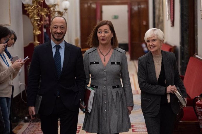 El vicepresident primer de la Mesa del Congrés, Alfonso Rodríguez Gómez de Celis; la presidenta del Congrés, Francina Armengol, i la secretària segona de la Mesa del Congrés, Isaura Leal