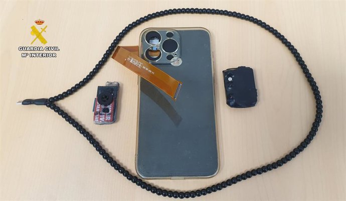 El denunciado hacía uso de una cámara oculta conectada a un móvil modificado con cable flex, mientras una tercera persona le daba las respuestas al examen teórico del carnet de conducir