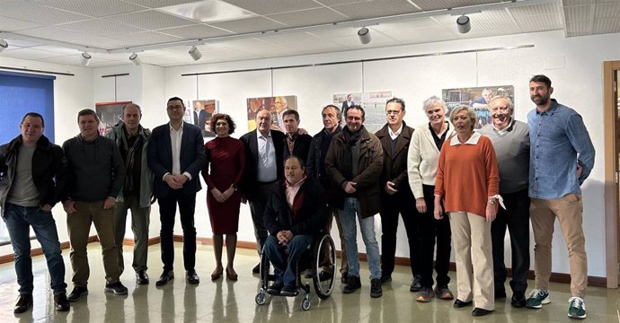 El alcalde de Valladolid, Jesús Julio Carnero; y el presidente de la APDV, Guillermo Velasco; junto a algunos de los representantes del deporte vallisoletano que protagonizan la muestra 'Impulsores del deporte II'.