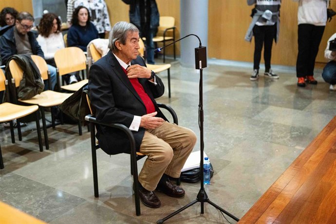 El exvicepresidente del Gobierno de España, exministro y expresidente de Asturias, Francisco Álvarez-Cascos, durante el juicio en a la Audiencia Provincial de Oviedo, a 7 de enero de 2025, en Oviedo, Asturias (España). 