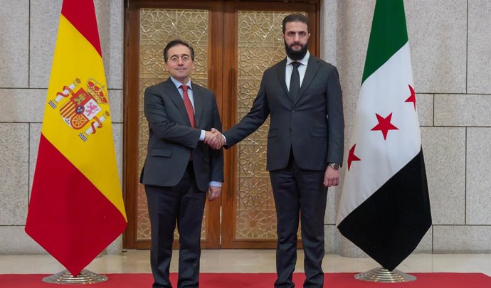 El ministro de Asuntos Exteriores, Unión Europea y Cooperación, José Manuel Albares,  con el nuevo 'líder de facto' de Siria, Ahmed al Shara. En Damasco (Siria) a 16 de enero de 2025.