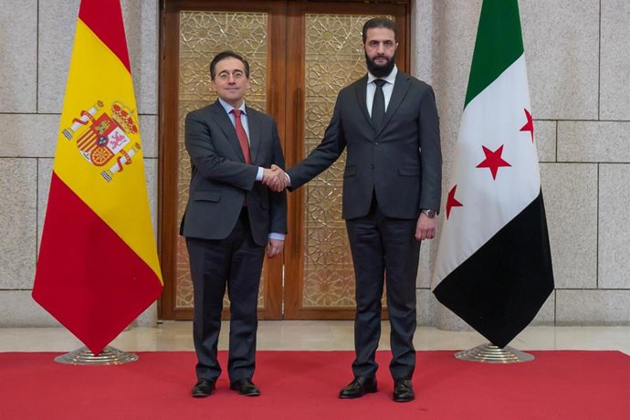 El ministro de Asuntos Exteriores, Unión Europea y Cooperación, José Manuel Albares,  con el nuevo 'líder de facto' de Siria, Ahmed al Shara. En Damasco (Siria) a 16 de enero de 2025.