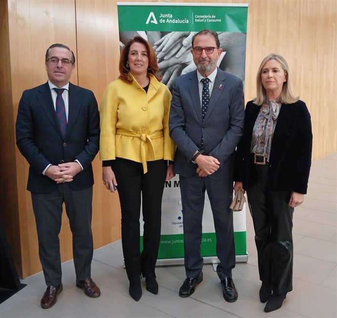 El delegado de Salud Carlos Bautista y la vicepresidenta de Ciudadanía y Equilibrio Territorial de la Diputación Antonia Ledesma han destacado la necesidad de coordinar esfuerzos para prevenir las conductas suicidas y para dar herramientas a afectados.