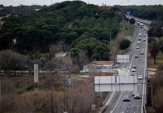 Varios vehículos circulan por la A-5, a 3 de enero de 2025, en Madrid (España).
