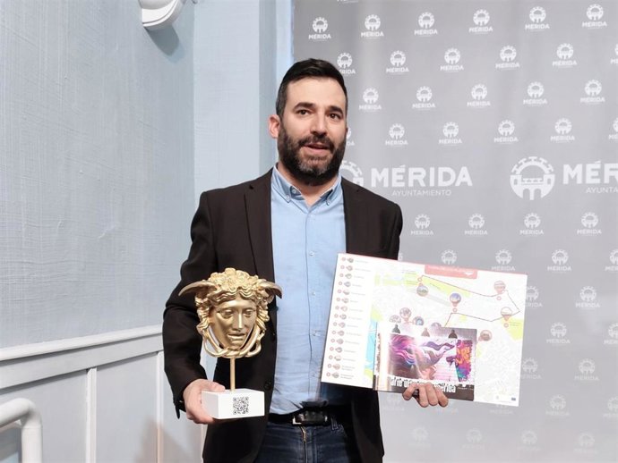 El concejal de Turismo, Felipe González, con la estatuilla de Medusa y el material promocional que Mérida llevará a Fitur 2025.