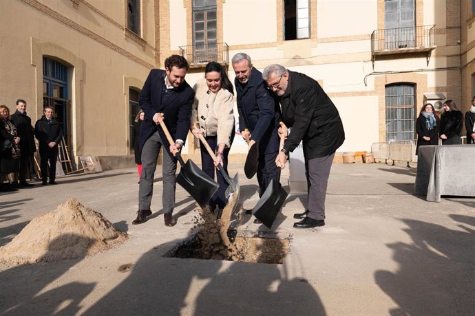 El presidente del Gobierno de Aragón, Jorge Azcón; el presidente de la DPH, Isaac Claver; la alcaldesa de Huesca, Lorena Orduna; y el rector de la Universidad de Zaragoza, José Antonio Mayoral, colocan la primera piedra de la futura Facultad de Medicina.