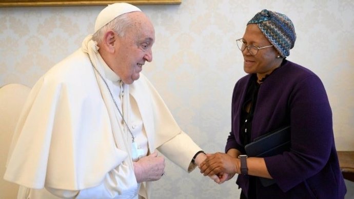 El Papa, con el brazo inmovilizado, recibe a Nosipho Nausca-Jean Jezile, presidente del Comité Mundial para la Seguridad Alimentaria, Nosipho Nausca-Jean Jezile.