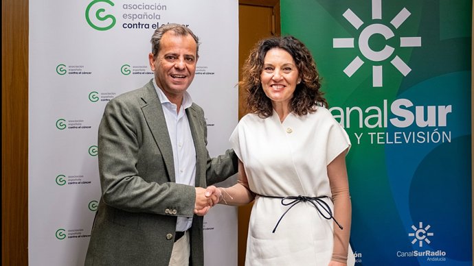 Juande Mellado, director general de la RTVA, y Magdalena Cantero, representante regional de la Asociación Española contra el Cáncer (AECC).
