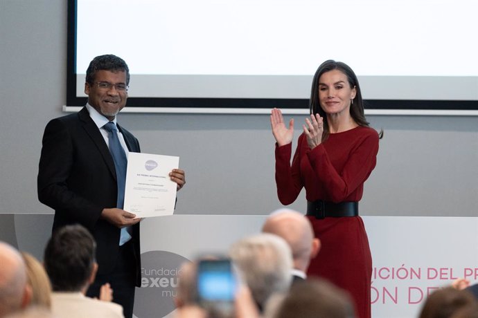 La Riena Letizia durante la entrega de los XIX premios Dexeus Mujer, en el Hospital Universitario Dexeus, a 16 de enero de 2025, en Barcelona, Cataluña (España). Durante el acto, Letizia ha entregado el Premio de la institución al profesor Arri Coomarasam