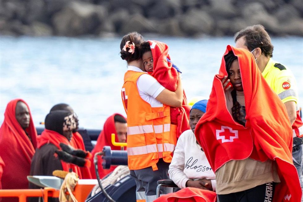 Agentes de los equipos de emergencia atienden a migrantes en el muelle de Arrecife