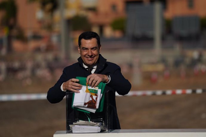 El presidente de la Junta de Andalucía, Juanma Moreno, durante el acto por las obras del IES de Las Salinas en Roquetas de Mar (Almería).