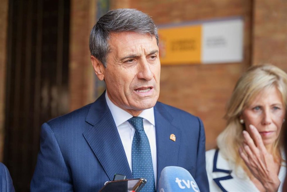 Archivo - El delegado de Gobierno en Andalucía, Pedro Fernández, atiende a los medios de comunicación, en una foto de archivo.