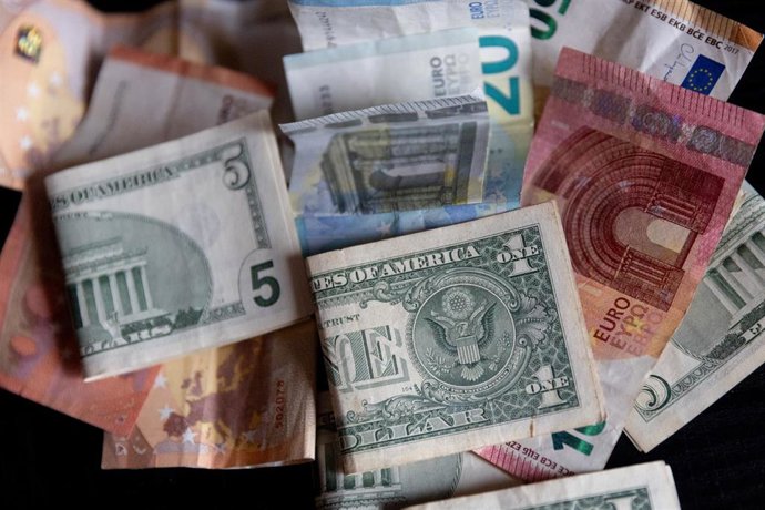Archivo - Varios billetes y dólares, a 9 de enero de 2024, en Madrid (España).