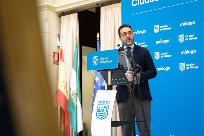 El concejal de Turismo, Jacobo Florido, expone en rueda de prensa el despliegue de Málaga en el marco de Fitur 2025.