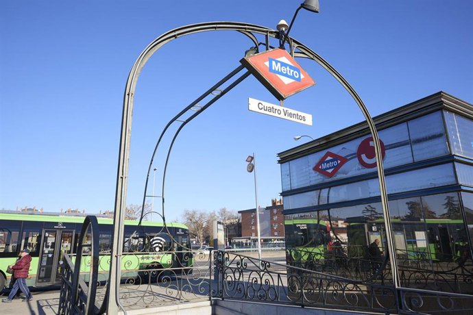 Entrada a la estación de Metro de Cuatro Vientos junto a la A-5