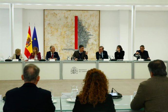 El presidente del Gobierno, Pedro Sánchez, se reúne en La Moncloa con el comité científico que asesora sobre los actos por los 50 años del fallecimiento de Franco.