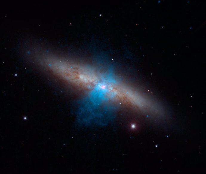 Rayos X de alta energía emitidos por un pulsar en la galaxia Messier 82 ilustran el tipo de fenómenos extremos que podrían estar relacionados con la ionización del hidrógeno en el centro de nuestra galaxia. /