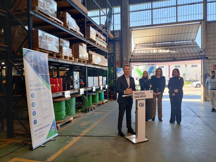 El presidente del PP, Alberto Núñez Feijóo, atiende a los medios tras visitar una empresa en Cáceres